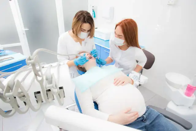 Kiedy do dentysty po porodzie? Kluczowe informacje dla mam