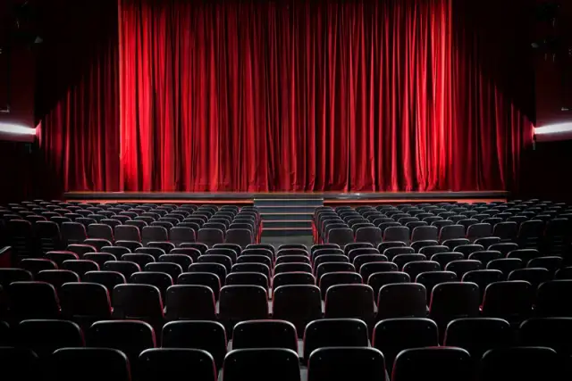 Ile zarabia inspicjent w teatrze? Fakty, które musisz znać