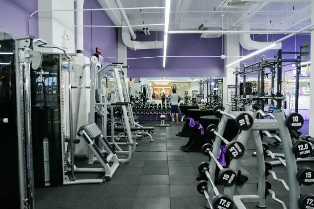 Jak ułożyć trening crossfit, aby uniknąć kontuzji i osiągnąć wyniki