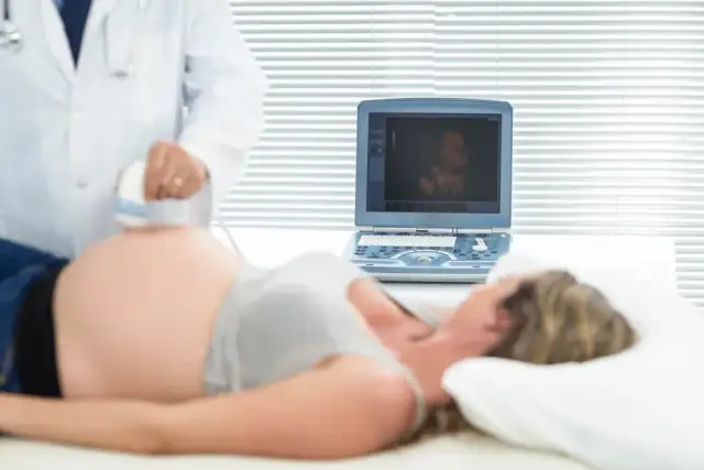 Czy badanie prenatalne jest warte wykonania? Poznaj kluczowe zalety i ryzyka