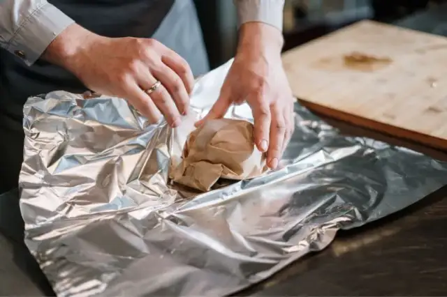 Która strona folii aluminiowej na grilla jest właściwa dla smaku?