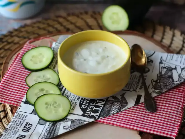 Idealny sos jogurtowy do mięsa w 5 min? Przepis i warianty