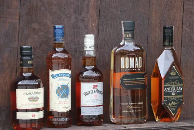 Pięć butelek szkockiej whisky, w tym Edradour 10, Claymore, Whyte & Mackay 13, Nomad i Antiquary 12. Nomad ma 41,3% alkoholu.