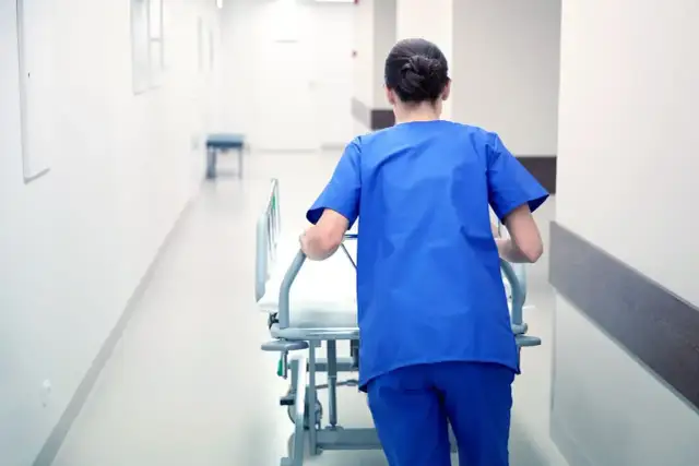 Czy salowa jest personelem medycznym? Prawo wyjaśnia!