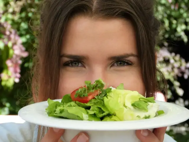 Czy dieta wegańska jest bezpieczna? Odkryj potencjalne zagrożenia