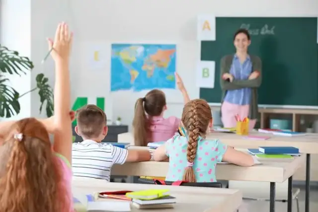 Co to jest absencja szkolna i jak wpływa na uczniów w Polsce?