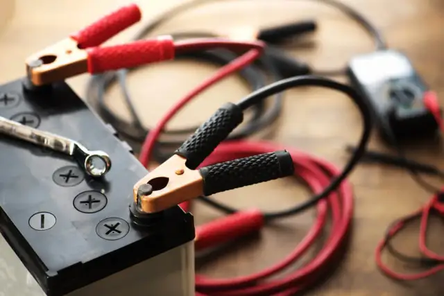 Czy prostownik może rozładować akumulator? Sprawdź, zanim użyjesz