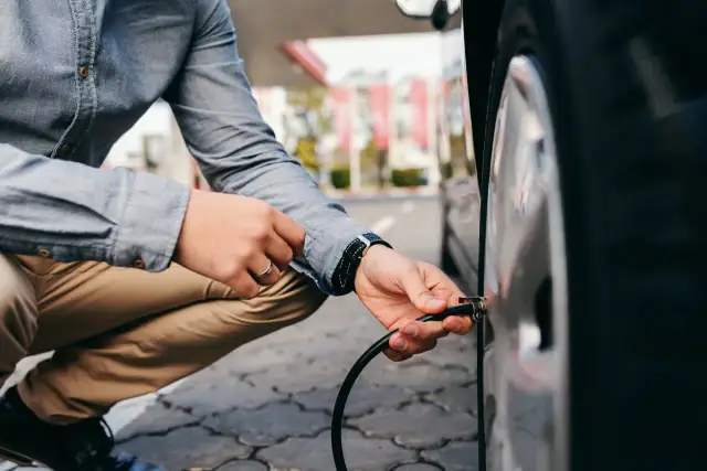 Jakie ciśnienie w oponach 215/45 R17? Uniknij niebezpieczeństw na drodze
