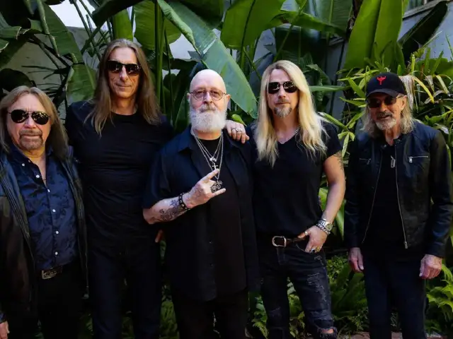 Legenda zespołu Judas Priest przed koncertem. Wszyscy ubrani na czarno, w okularach przeciwsłonecznych, gotowi na rock and rolla.