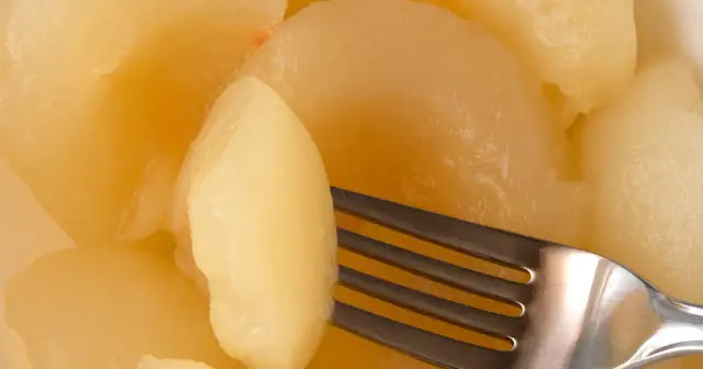 Kandyzowane gruszki na widelcu. Pamiętaj, jakich owoców nie można jeść przy cukrzycy, by unikać takich słodkich pułapek.