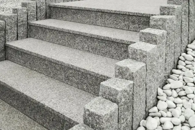 Czym przykleić granit do betonu, aby uniknąć problemów z trwałością?