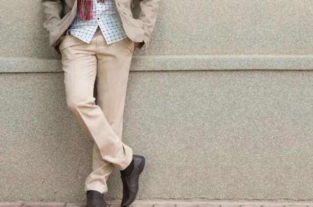 Stylizacje męskie ze spodniami khaki: 10 modnych inspiracji