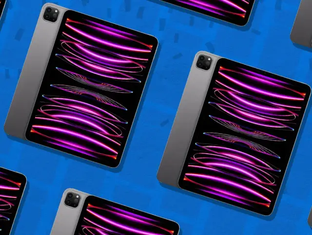 Mehrere graue iPads Pro mit lila Wellenmuster auf dem Bildschirm auf blauem Hintergrund.