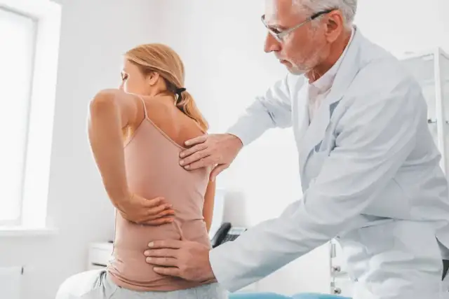 Zapalny ból pleców? Badania na spondyloartropatię krok po kroku.