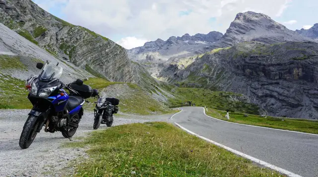 Niezapomniane trasy motocyklowe w Alpach – odkryj piękno i emocje