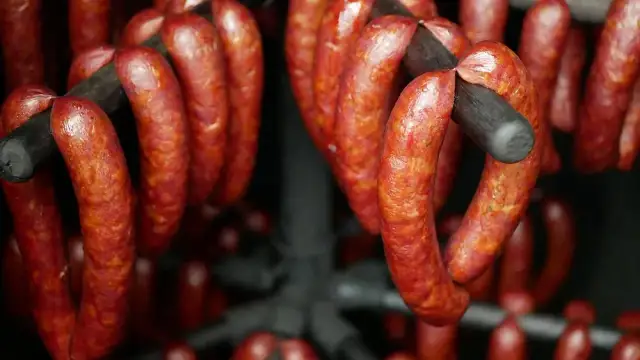 Ile czasu wędzimy kiełbasę? Sprawdź, jak osiągnąć najlepsze efekty