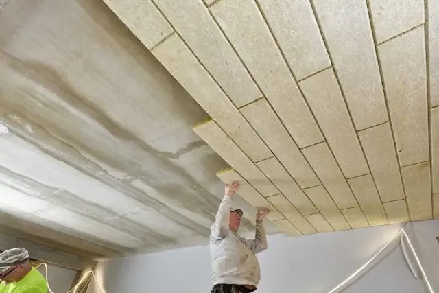 Ocieplanie stropu betonowego na poddaszu nieużytkowym: montaż płyt izolacyjnych.