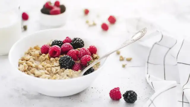 Czy granola jest dietetyczna? Odkryj prawdę o jej kaloriach i składzie