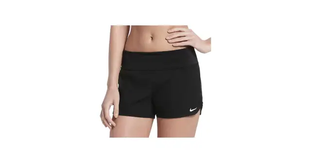 Czarne damskie spodenki do pływania Nike z białym logo.