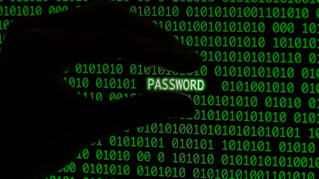 Dłoń trzyma świecący napis PASSWORD na tle zielonego kodu binarnego. To hasło 8-znakowe.