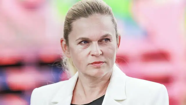 Portret Barbary Nowackiej, Minister Edukacji, w białej marynarce.