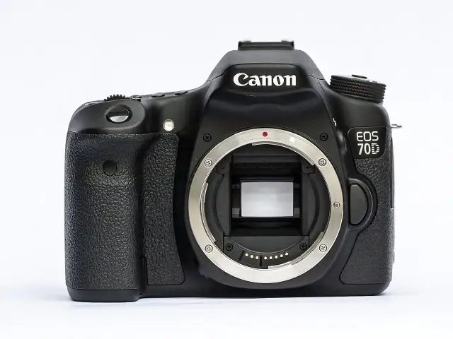 Czarna lustrzanka cyfrowa Canon EOS 70D z widocznym mocowaniem obiektywu.