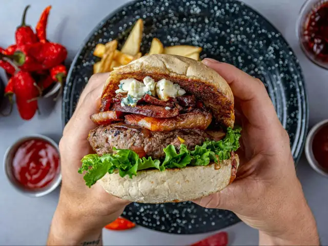 Idealne domowe burgery: Sekret soczystości i smaku