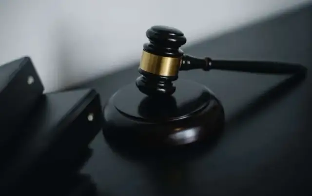 Skazanie bez rozprawy kiedy? Ważne warunki i konsekwencje prawne