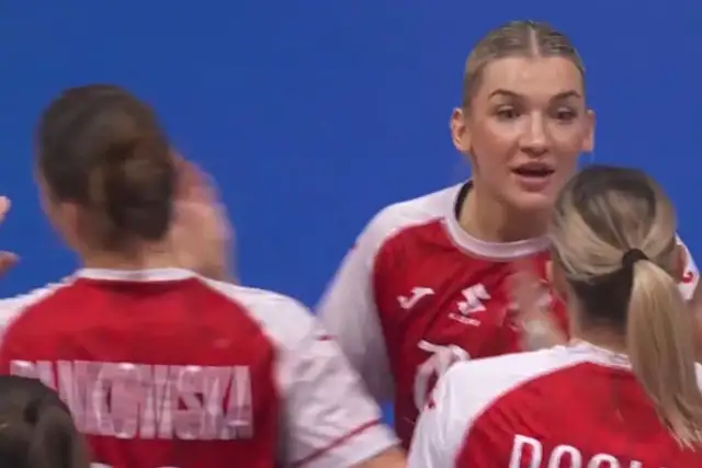 Piłkarki ręczne Polska Argentyna świętują zwycięstwo. Zawodniczki w biało-czerwonych strojach cieszą się z udanej akcji.