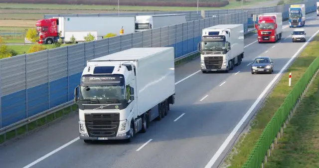 Ile m3 ma naczepa tira? Poznaj pojemność i zastosowania naczep TIR