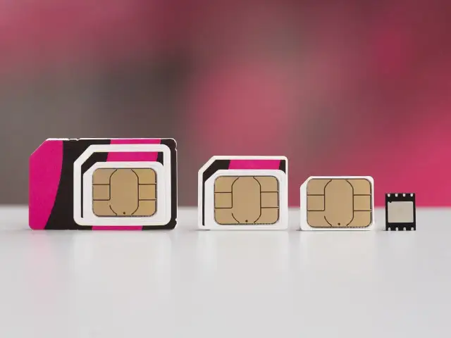 Trois cartes SIM de tailles différentes, prêtes pour votre futur iPhone X 5G.