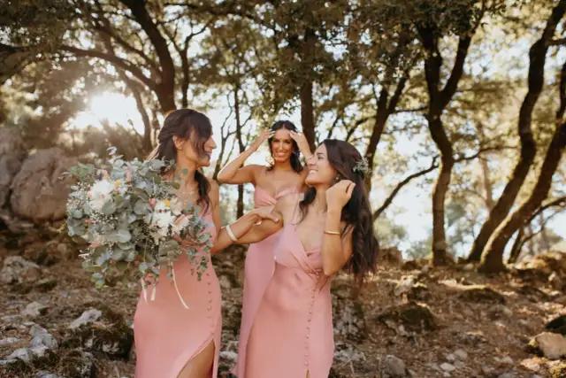 Wesele boho: Jak się ubrać? Swobodna elegancja krok po kroku
