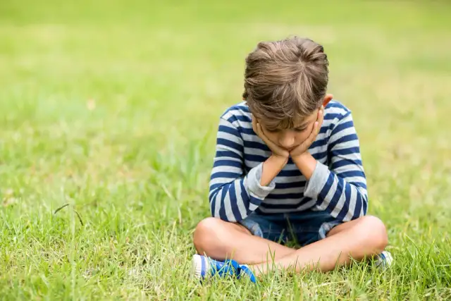 Kiedy udać się z dzieckiem do psychologa? Sygnały, które warto znać