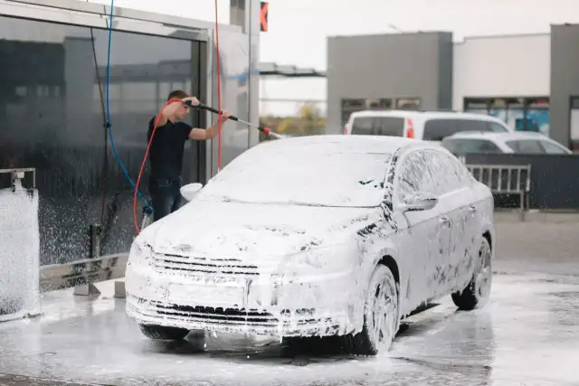 Aktywna piana na myjni: Jak umyć auto bez smug i zarysowań?