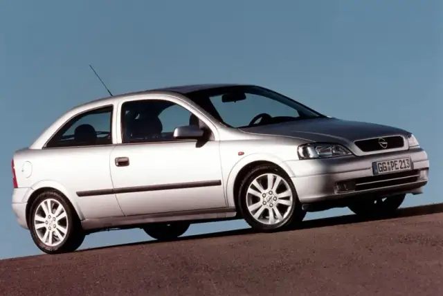Bezpieczniki w Opel Astra G - Gdzie ich szukać, by uniknąć problemów