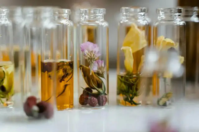 Jak przelać perfumy do atomizera? Poradnik krok po kroku