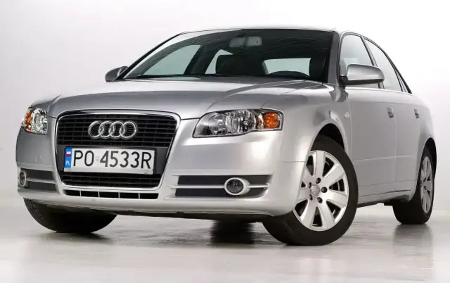 Srebrny Audi A4 B7 2.0 TDI z polskimi tablicami rejestracyjnymi PO 4533R, prezentujący się na białym tle.