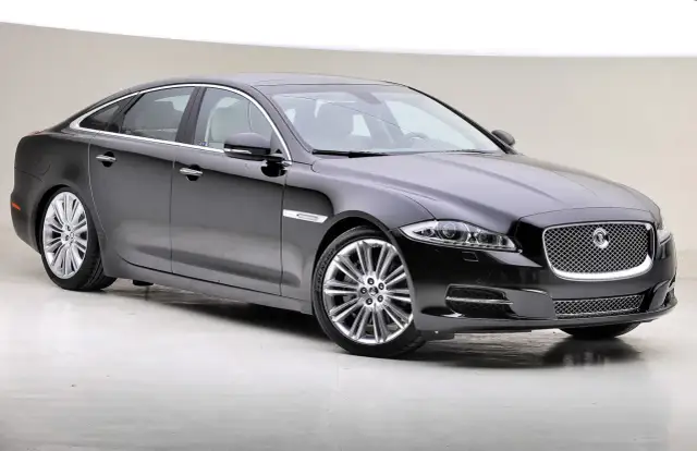 Elegancki, czarny Jaguar XJ. Czy jaguar to dobre auto? Ten model z pewnością budzi podziw swoim wyglądem i luksusem.
