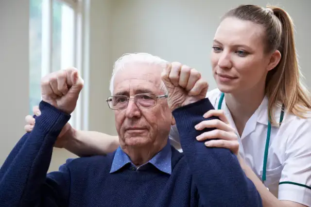 Jak długo trwa rehabilitacja po udarze w NFZ? Sprawdź szczegóły