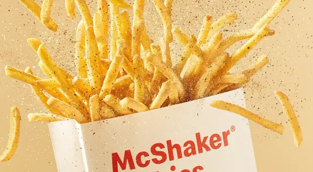 McShaker fries w McDonald's – ile kosztują duże frytki? Złociste, posypane przyprawami, unoszą się w powietrzu.