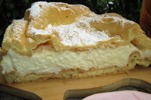 Kawałek karpatki z kremem, posypana cukrem pudrem. Ten stary przepis na karpatkę to klasyka.