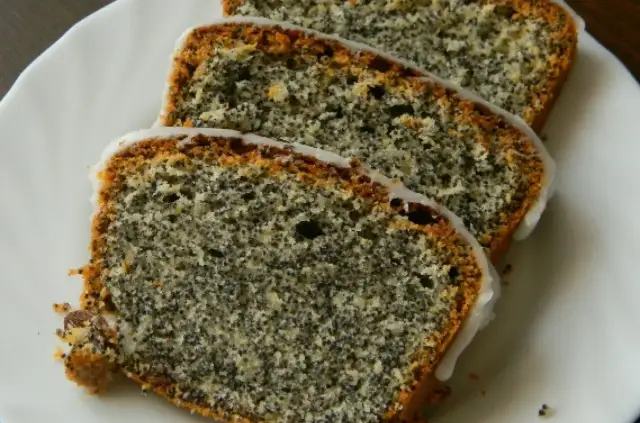 Stary przepis na makowiec - Jak uniknąć pękania i suchego ciasta?