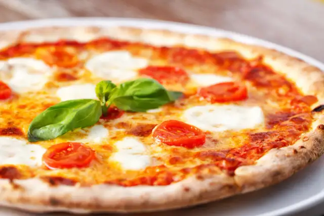 Jak zrobić pizzę w domu - proste przepisy i sekrety smaku