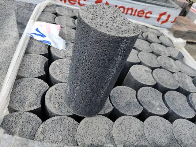 Stojące obok siebie, okrągłe elementy palisady betonowej tworzą imponujący stos.
