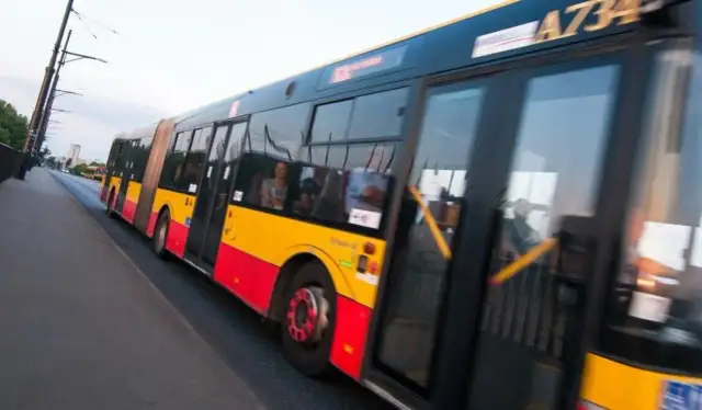 Autobus przegubowy MZK Gorlice w ruchu. Sprawdź mzk gorlice rozkład jazdy, by nie przegapić swojego kursu.