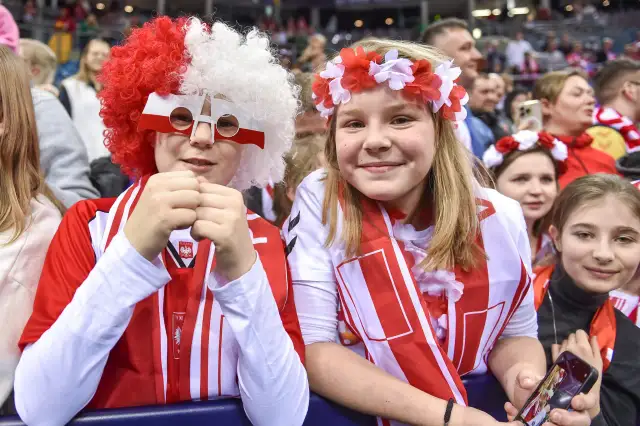 Dzieci kibicują w barwach narodowych podczas meczu pierwszej ligi piłki ręcznej.