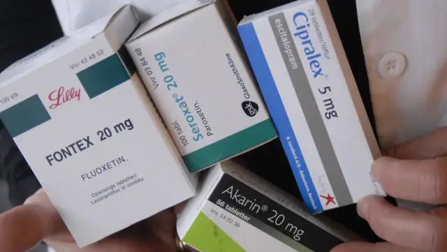 Mehrere Packungen Antidepressiva, darunter Cipralex, Seroxat und Fontex, werden von Händen gehalten.