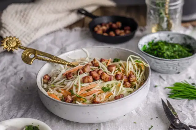 Ein köstlicher Krautsalat mit karamellisierten Speckwürfeln und frischer Petersilie. Perfekt als Beilage oder leichtes Hauptgericht.