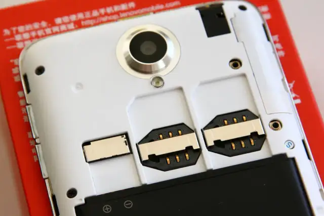 Le téléphone avec deux emplacements pour carte SIM montre ce que dual SIM c'est quoi. Il permet d'utiliser deux numéros sur un seul appareil.