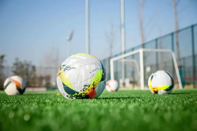 Jakim rozmiarem piłki grają piłkarze - poznaj standard FIFA